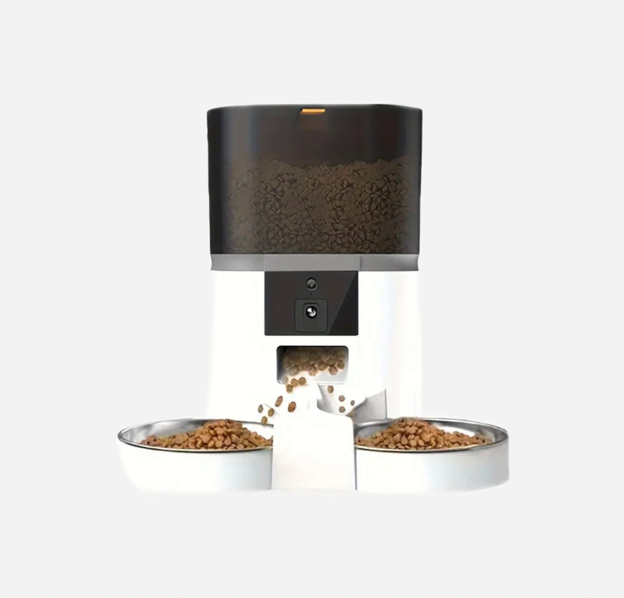 Automatic pet feeder with camera